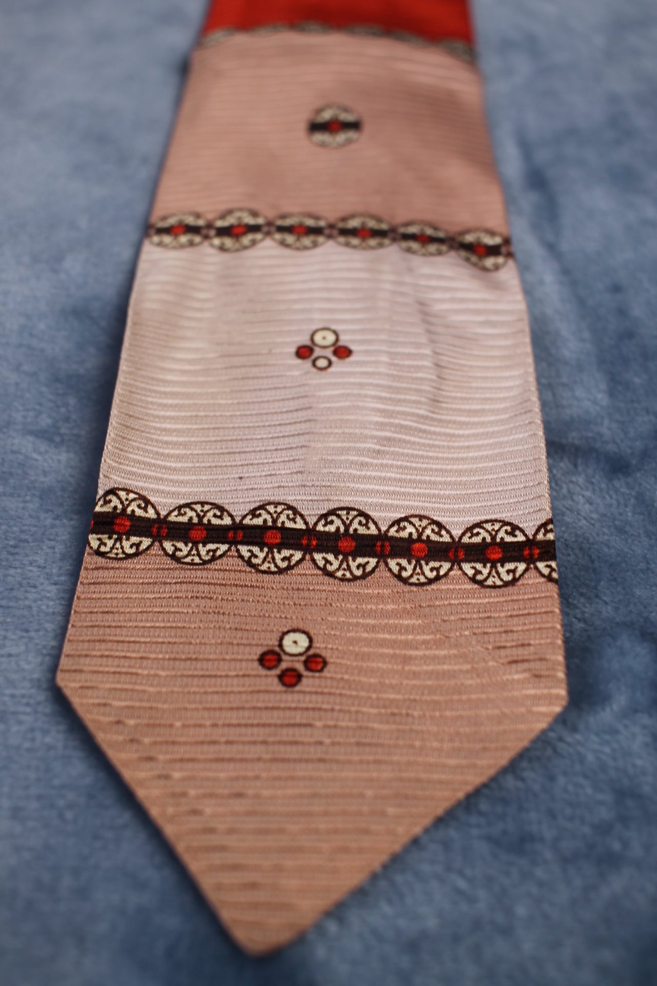 Vintage 1940s/50s pink ivory motifs pattern skinny tie