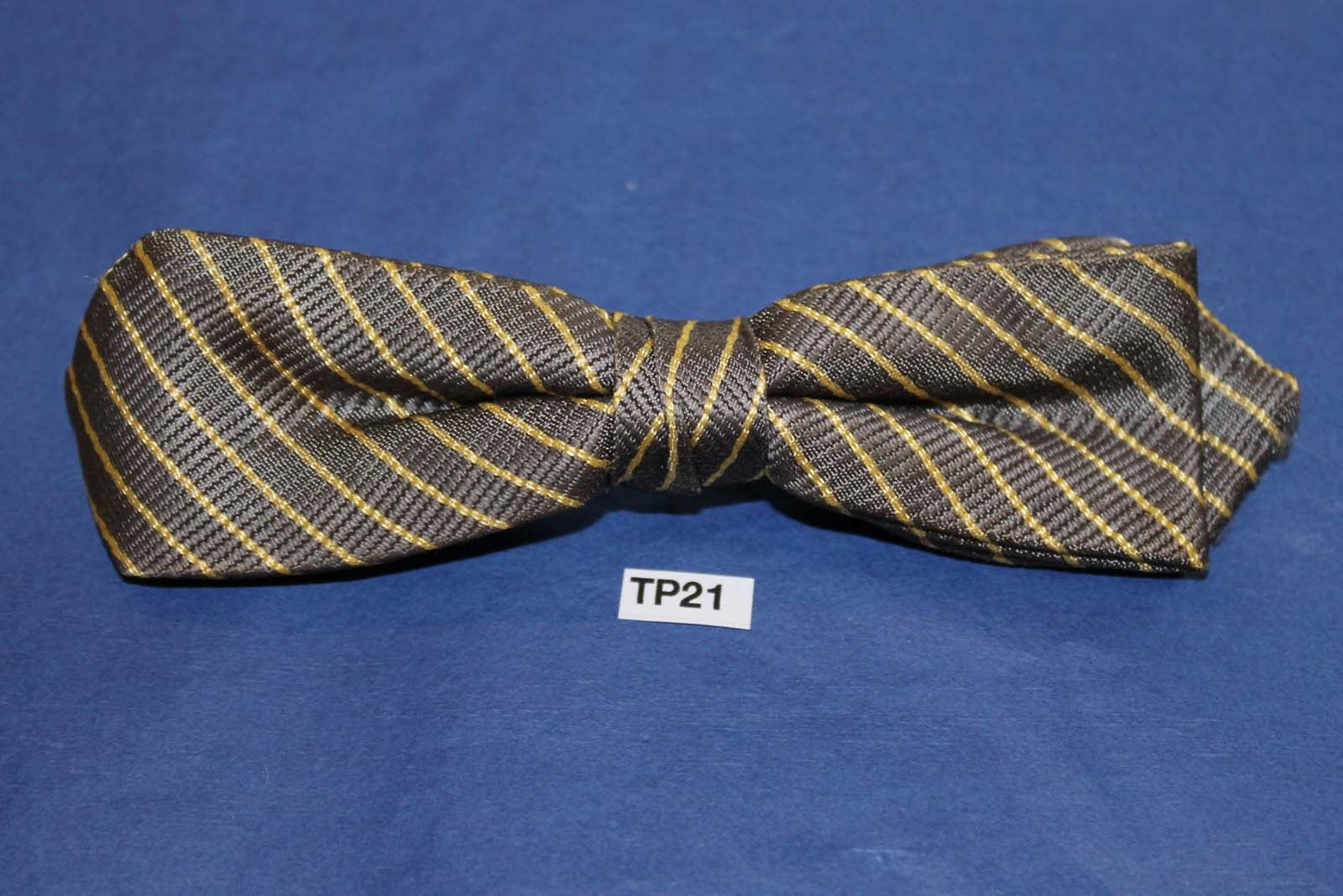 Vintage grey gold repeat striped arrow end clip on bow tie