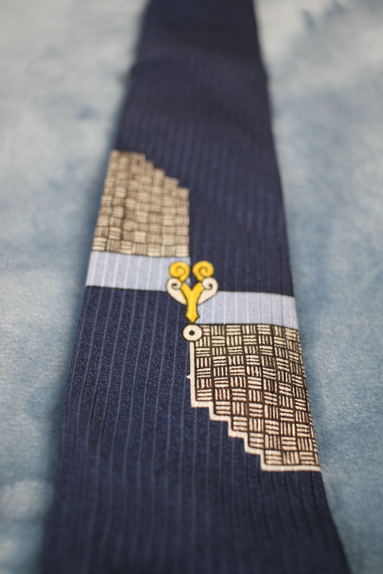 Vintage 1940s/50s navy blue with motifs pattern skinny tie