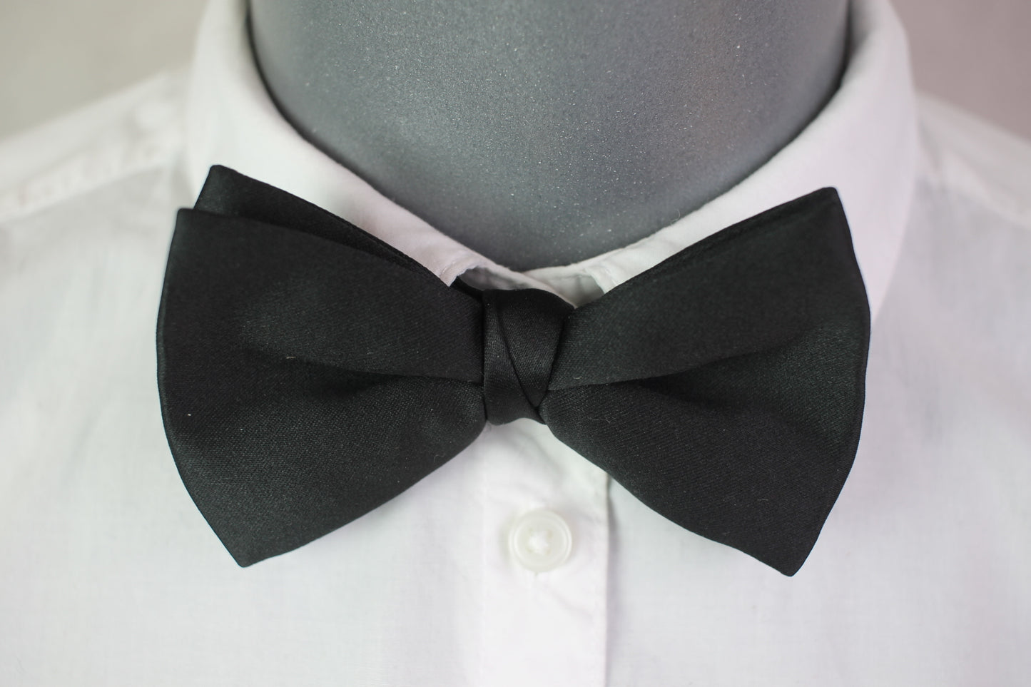 Vintage pre-tied black classic bow tie adjustable