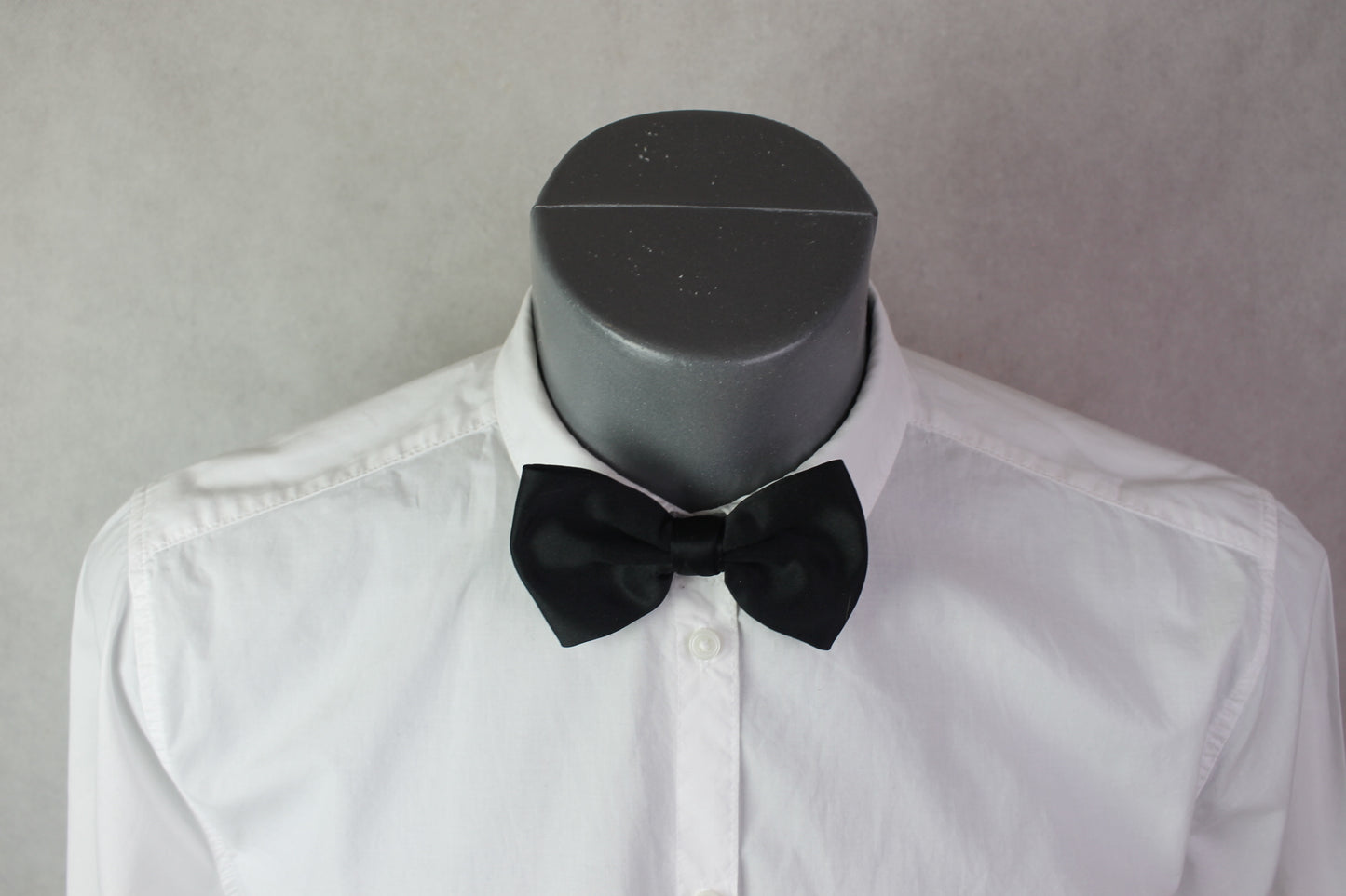 Vintage pre-tied black classic bow tie adjustable