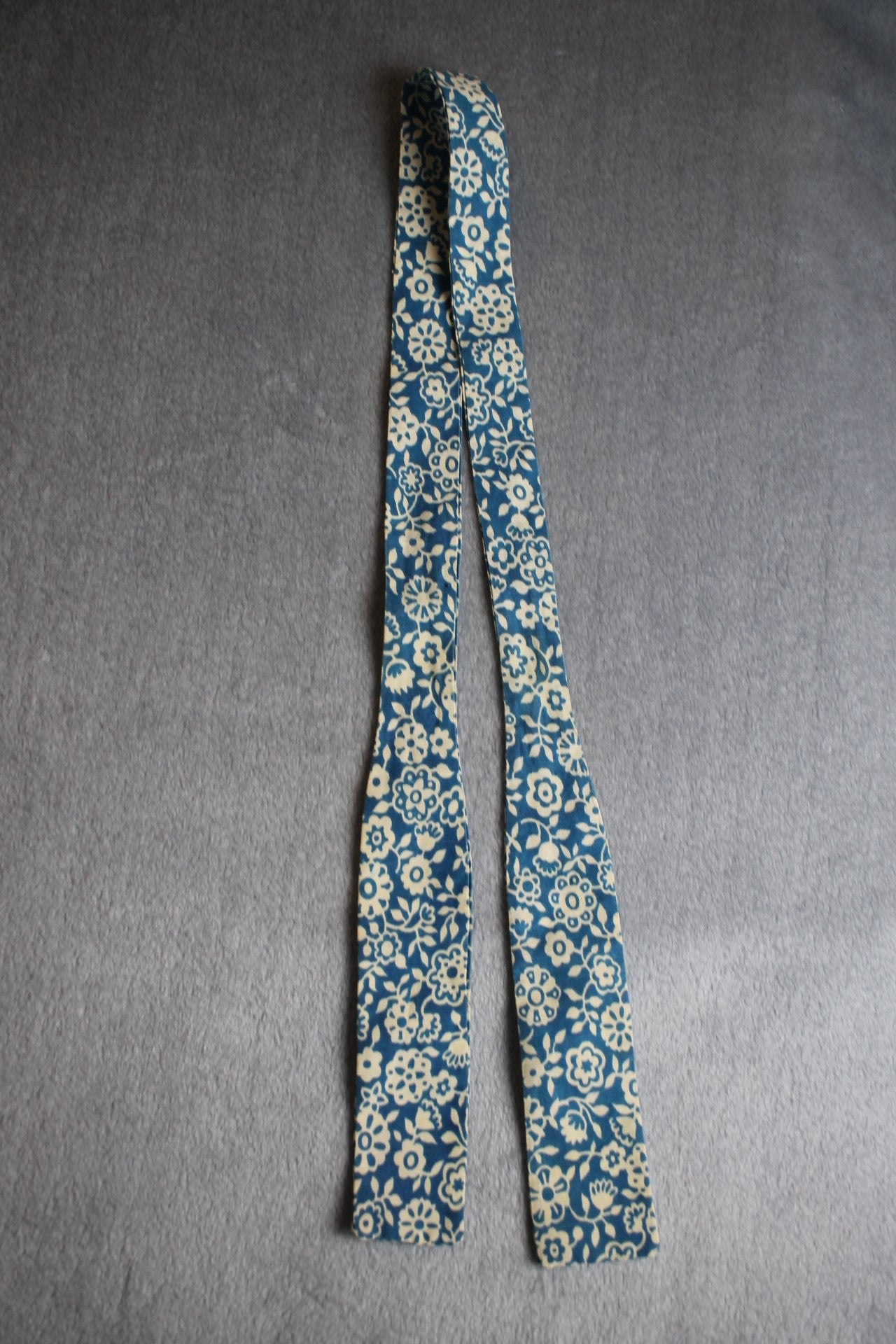 Vintage self tie paddle end blue white pattern bow tie