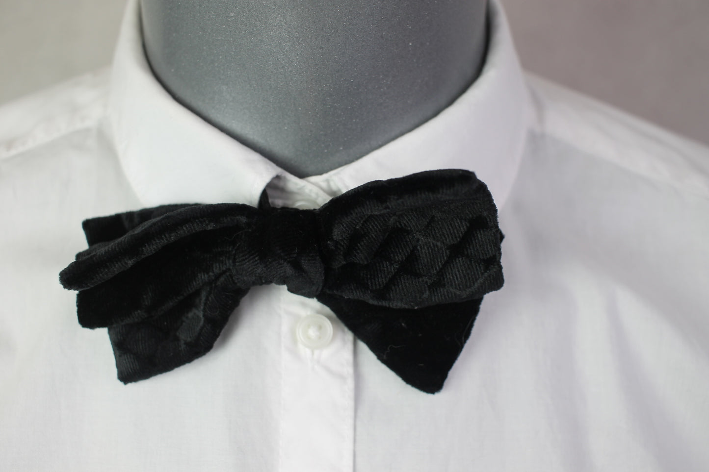 Vintage Frederick Theak pre-tied black velvet check pattern bow tie adjustable