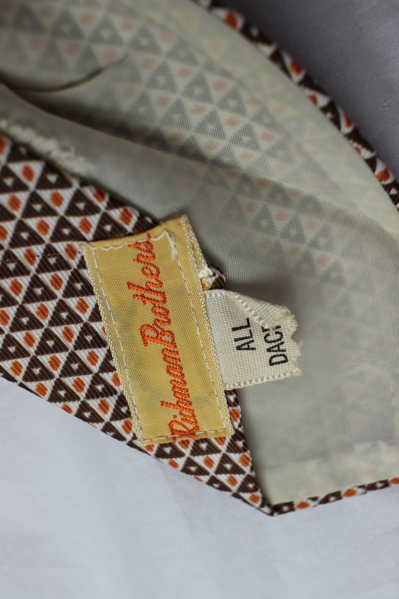 Vintage Richman Brothers 1940s/50s brown orange white triangle pattern tie