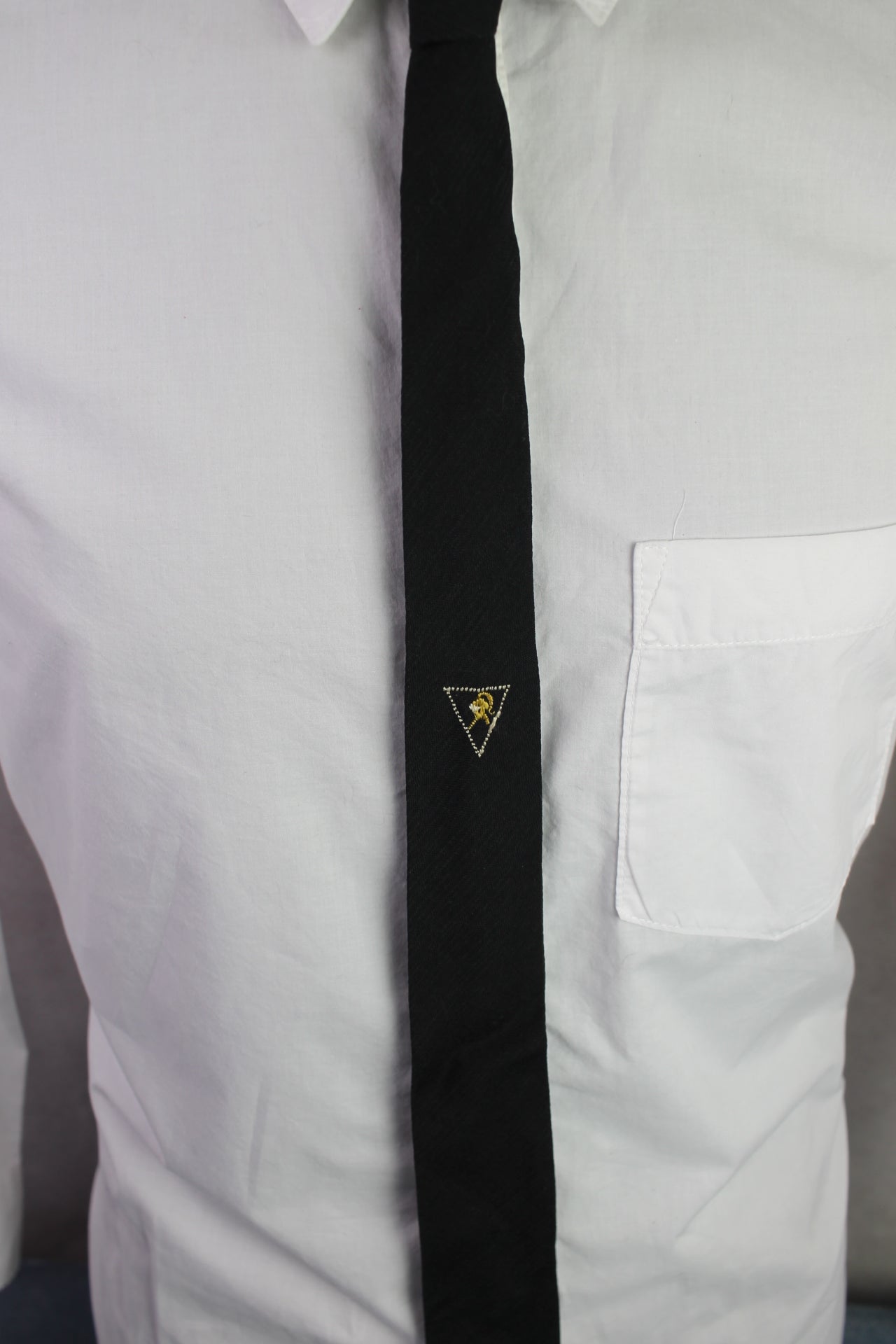 Vintage MW Thomas Superba black white triangle gold motif pattern skinny tie