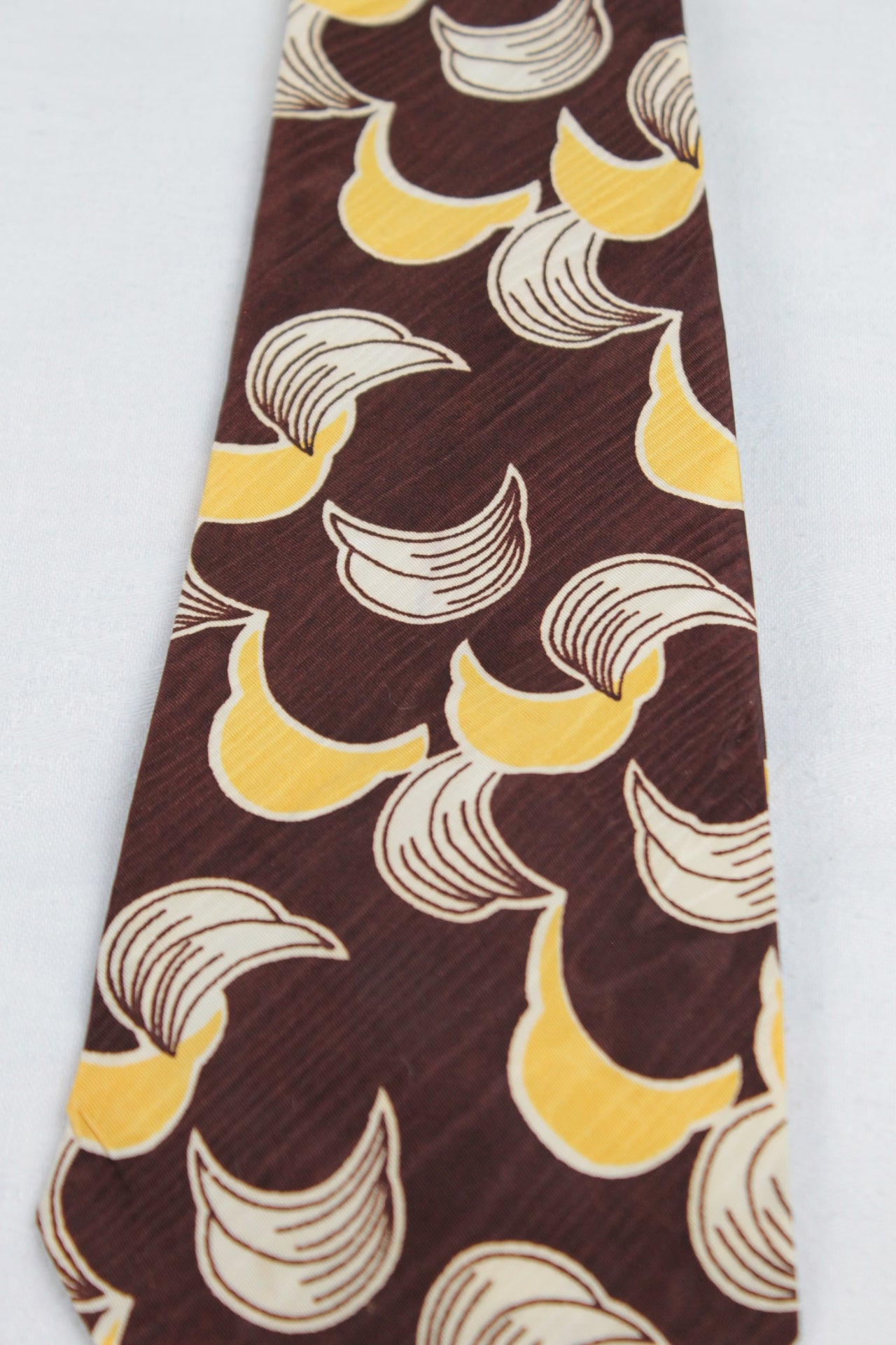 Vintage Arrow Brown Yellow Reoccurring Pattern Swing Tie 1940s/50s