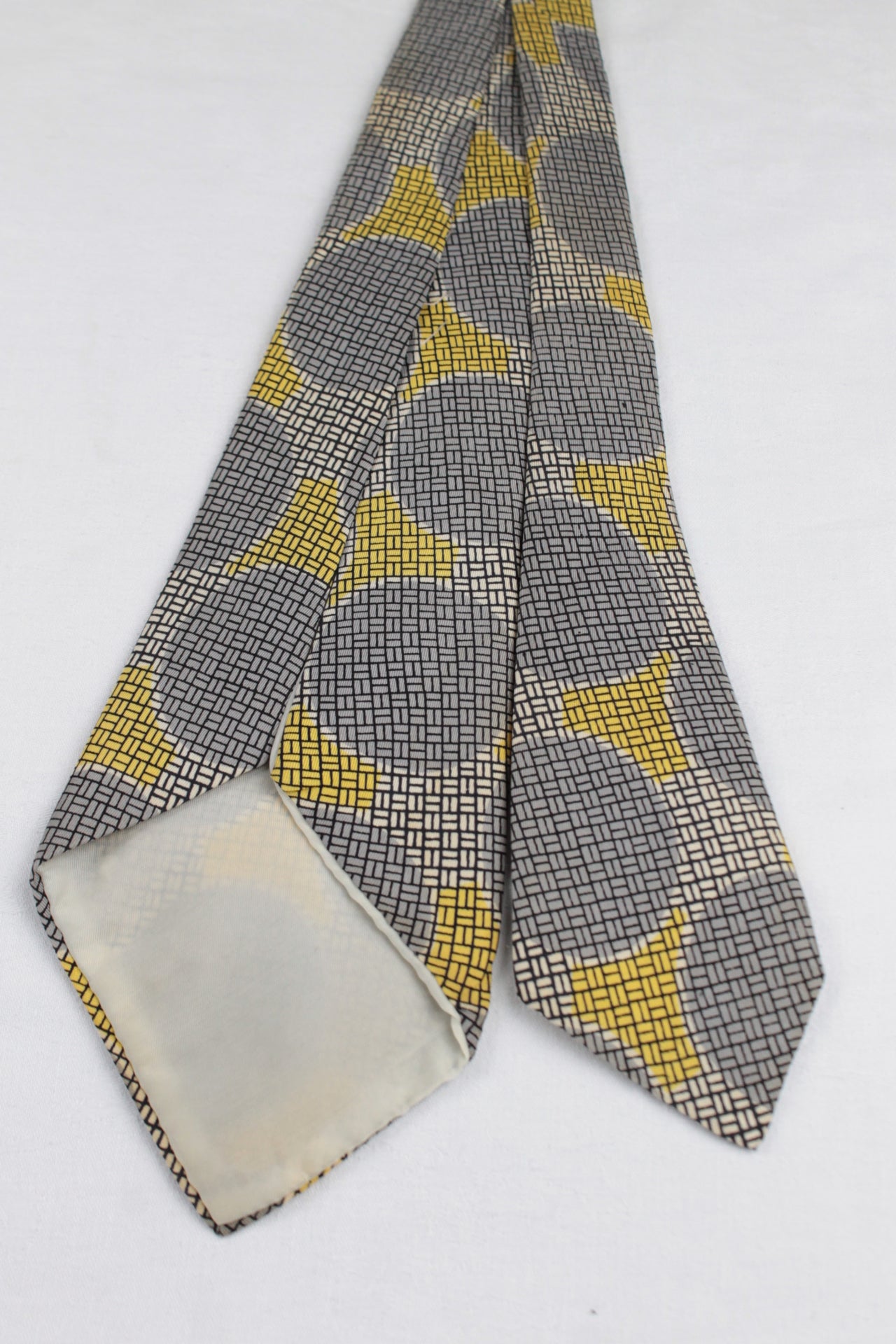 Vintage J L Hudson 1940s/50s yellow cream silver grey circles pattern swing tie