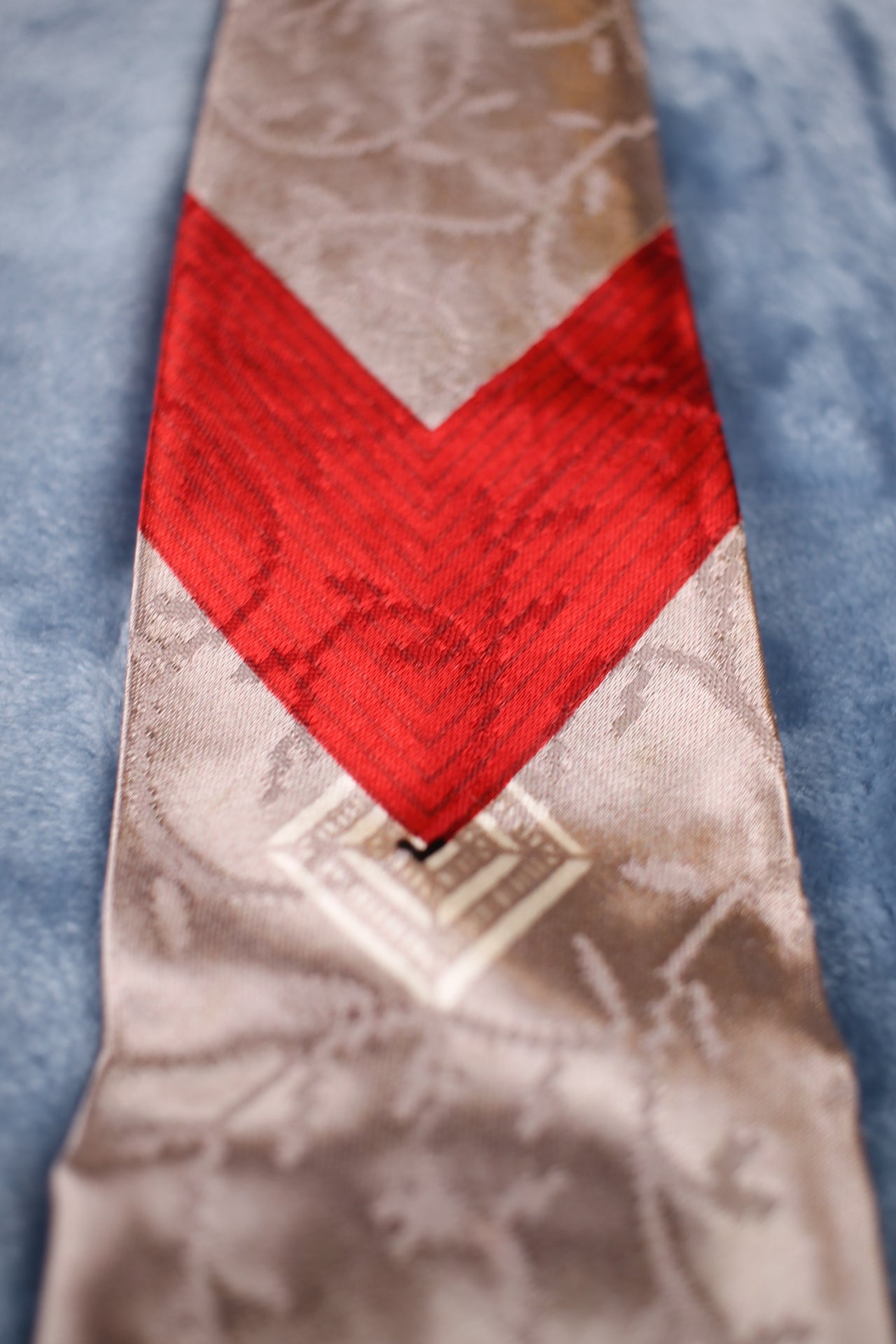 Vintage 1940s/50s silver grey red pattern tie