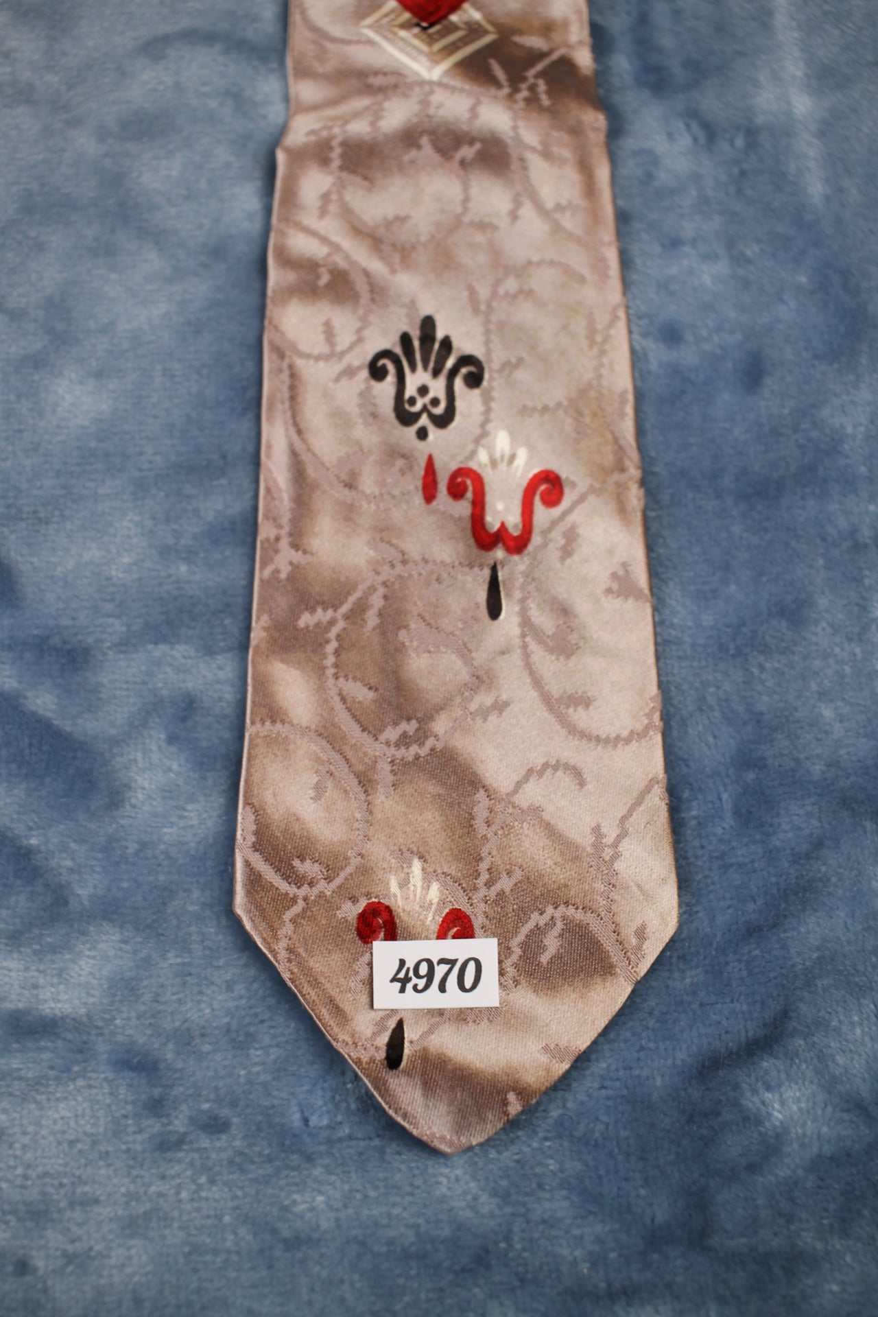 Vintage 1940s/50s silver grey red pattern tie