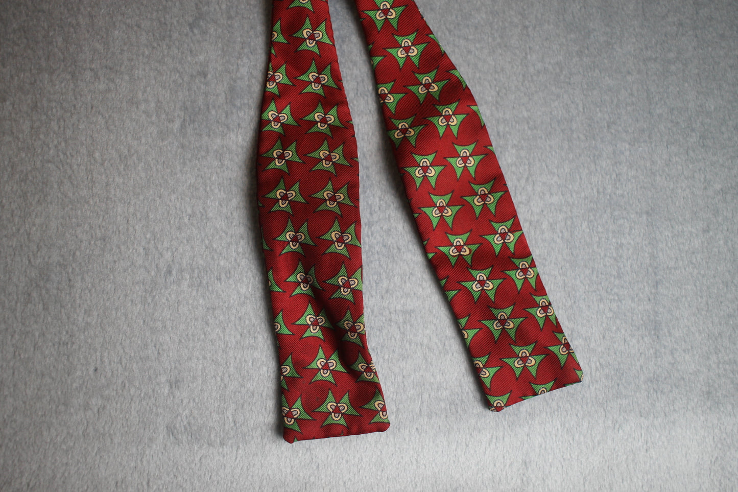 Vintage Invizo self tie paddle end pure dye silk dark red green pattern bow tie adjustable