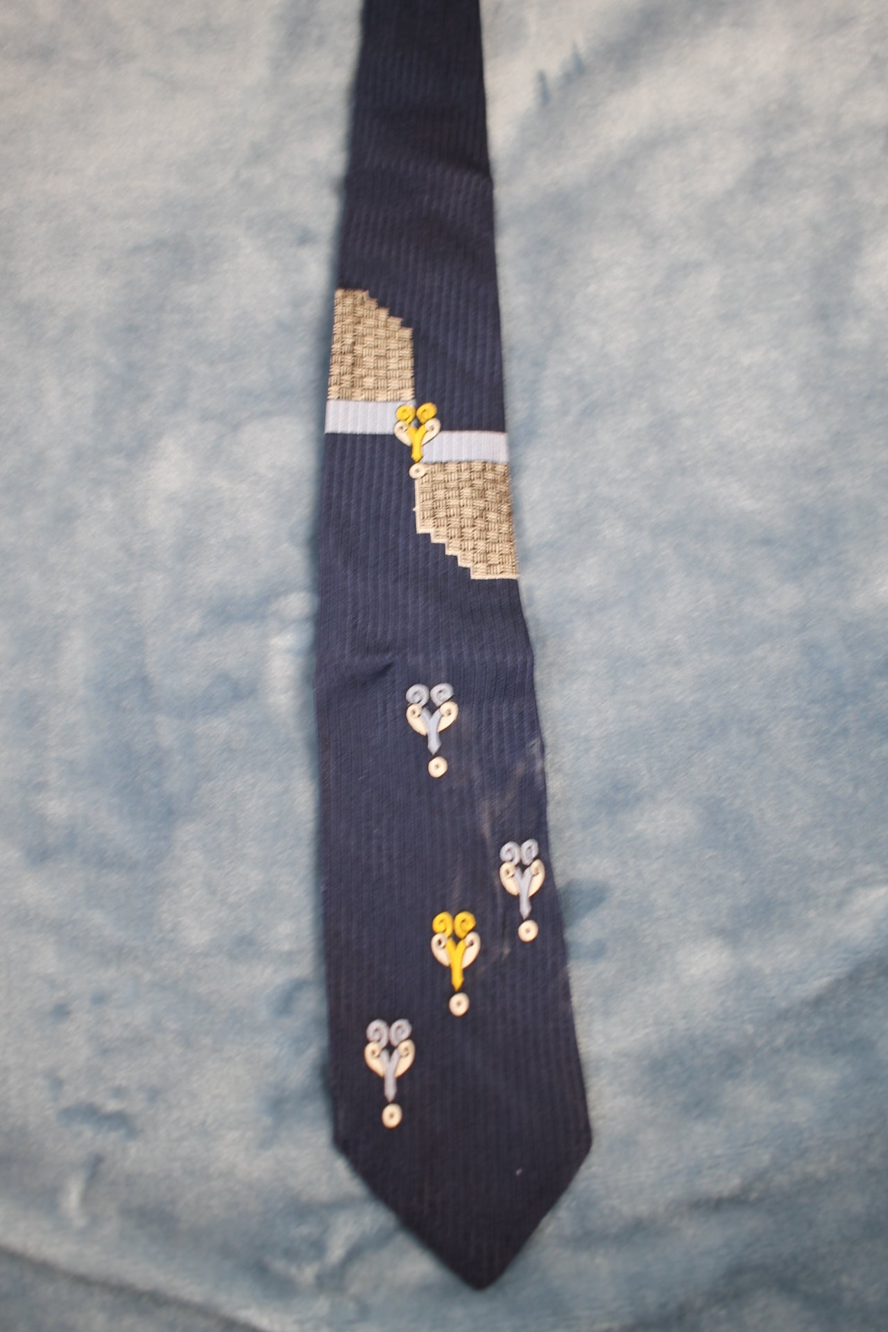 Vintage 1940s/50s navy blue with motifs pattern skinny tie