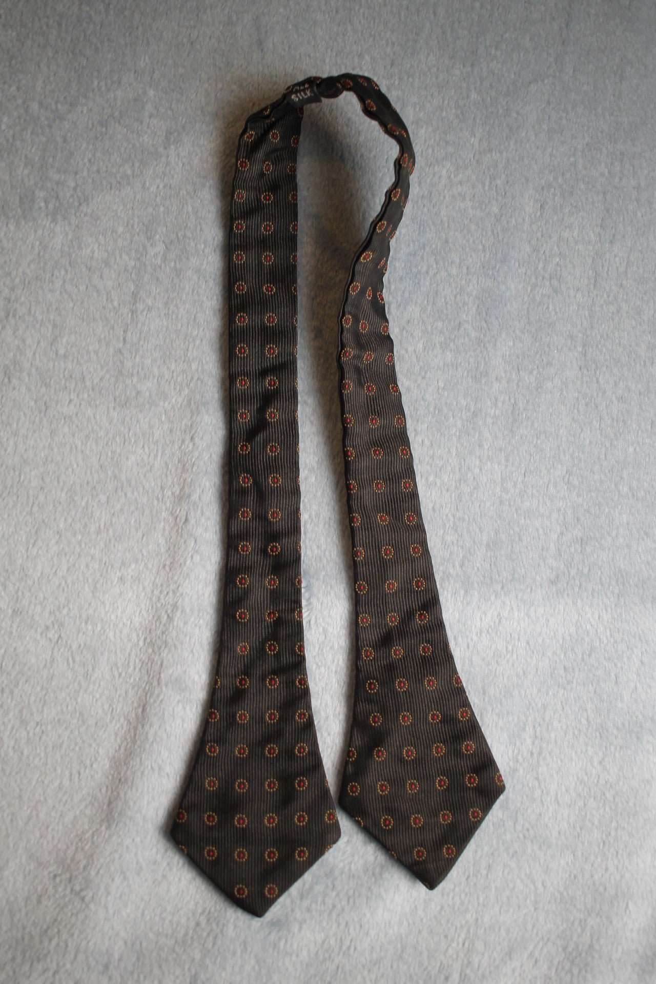 Vintage self tie arrow end all silk black red gold circles pattern bow tie