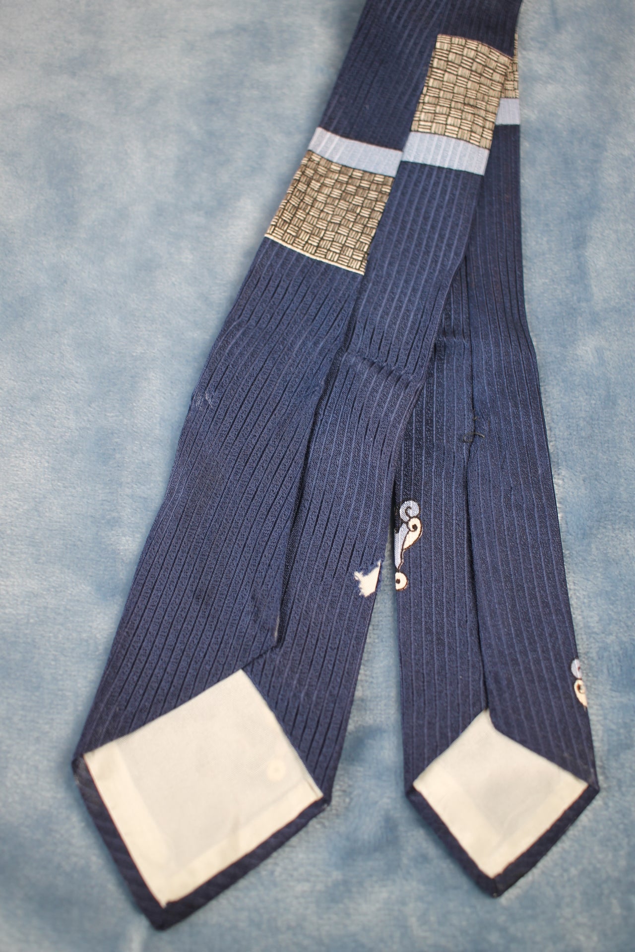 Vintage 1940s/50s navy blue with motifs pattern skinny tie