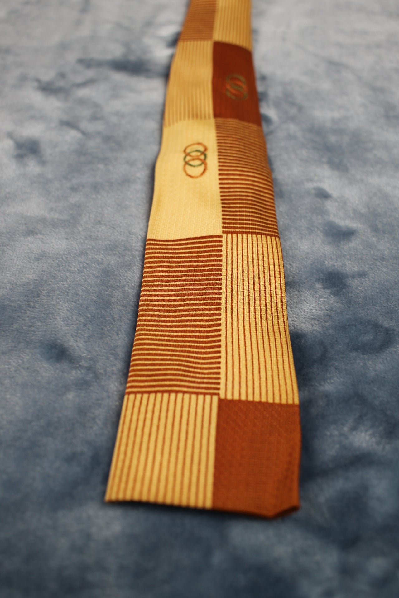 Vintage Bronze Gold Striped Blocks Circle Motifs Square End Skinny Tie 1940s/50s