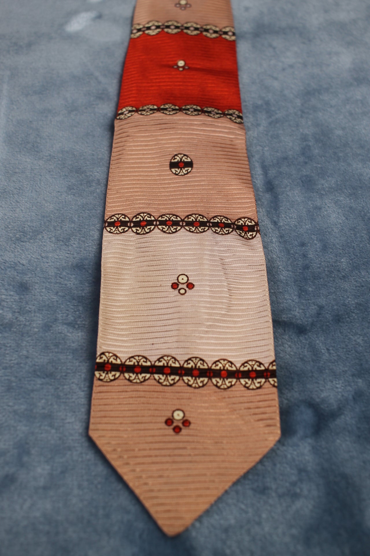 Vintage 1940s/50s pink ivory motifs pattern skinny tie