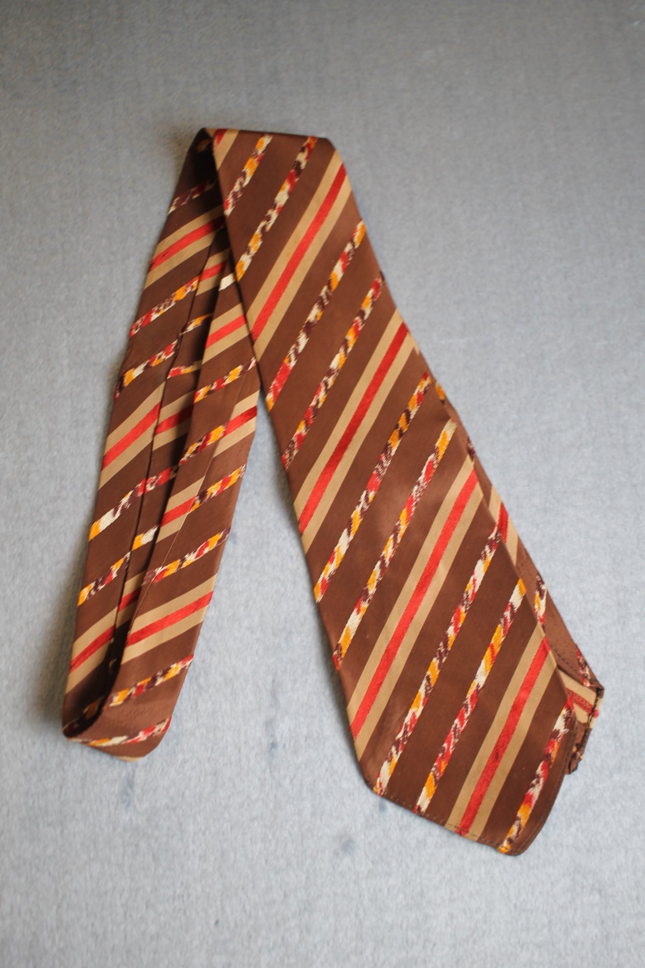 Vintage 1940s/50s 2 tone brown red striped pattern swing tie