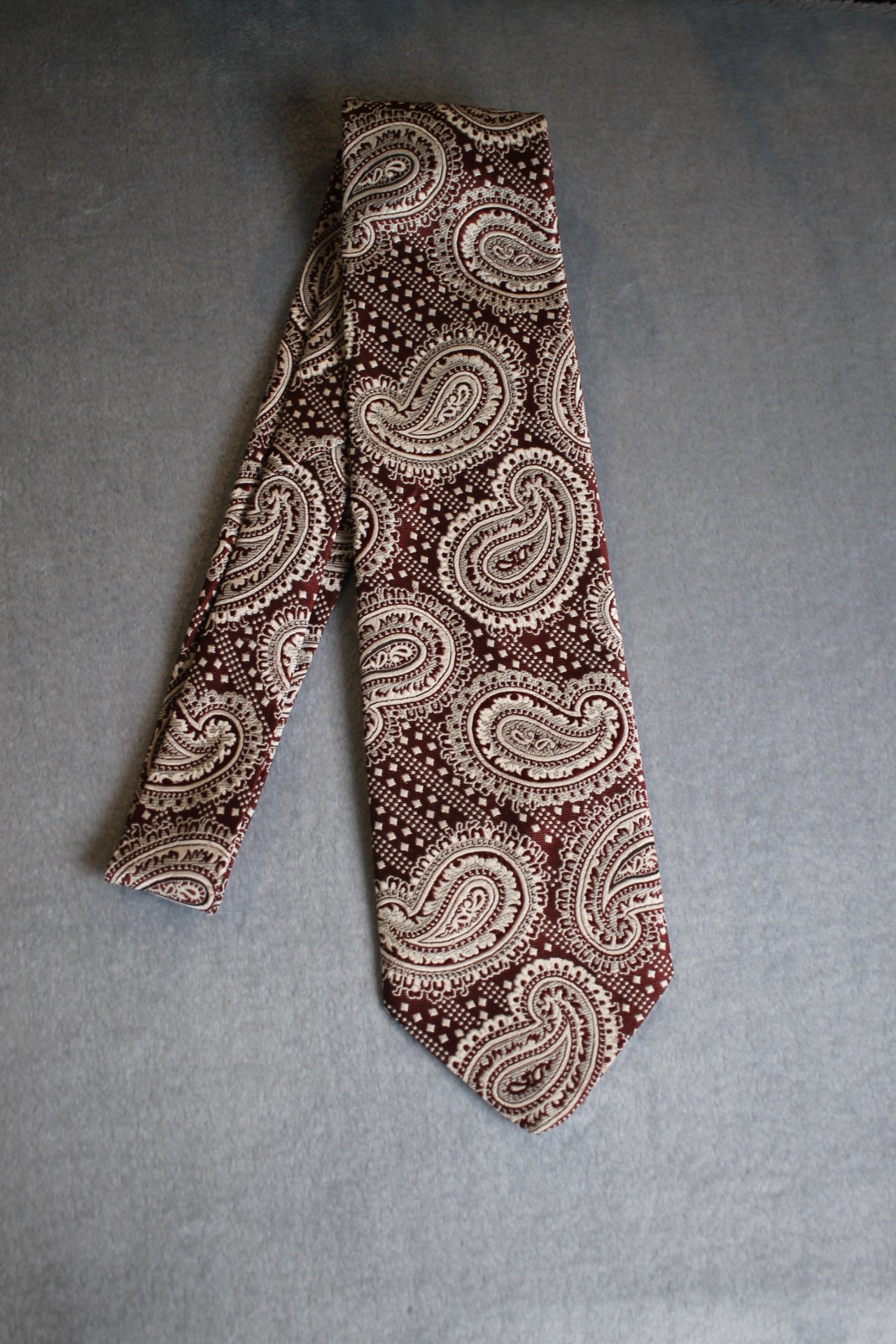 Vintage Trevira 1960s/70s dark red silver pattern kipper tie