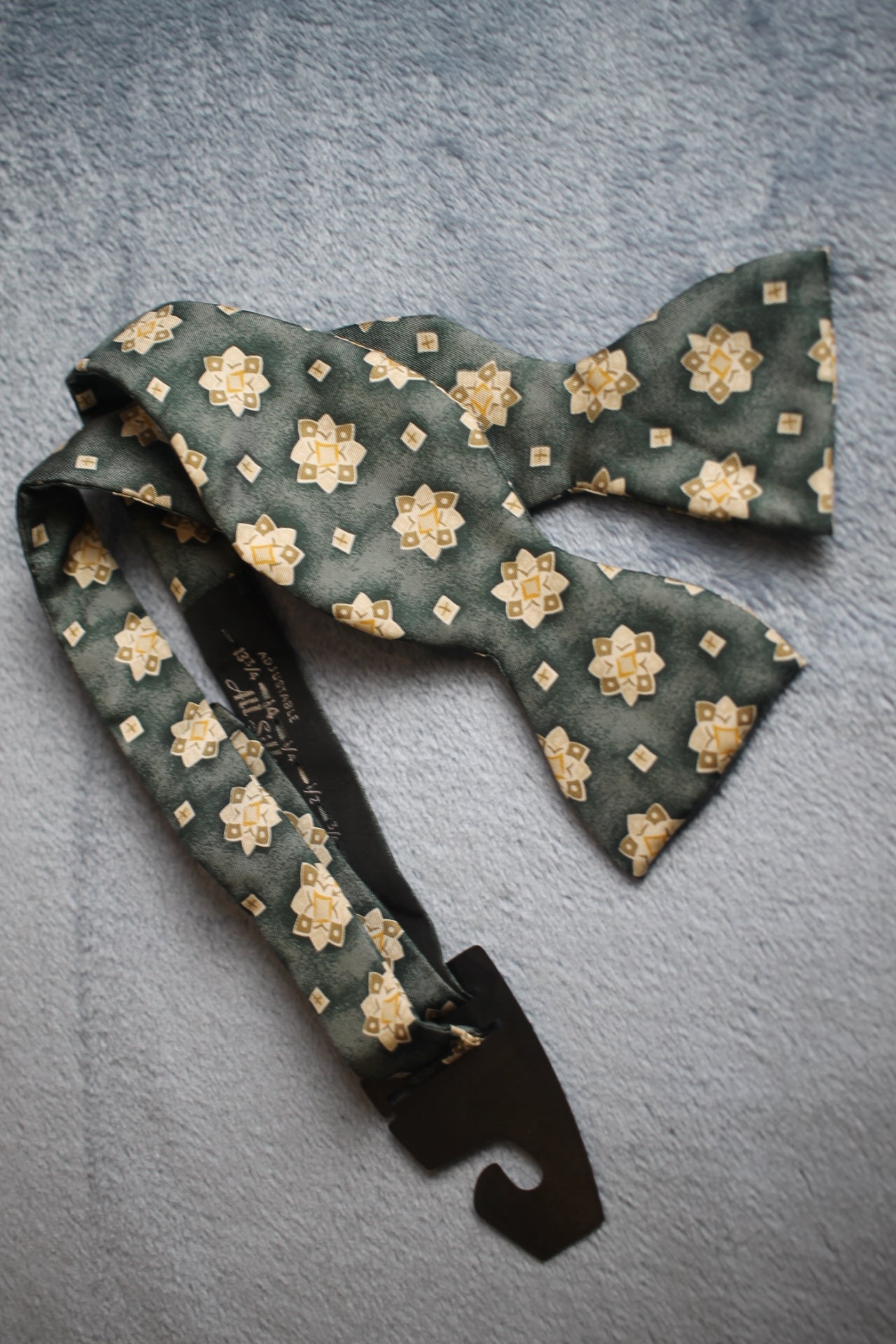 Vintage Daniel de Fasson self tie thistle end all silk green cream pattern bow tie adjustable