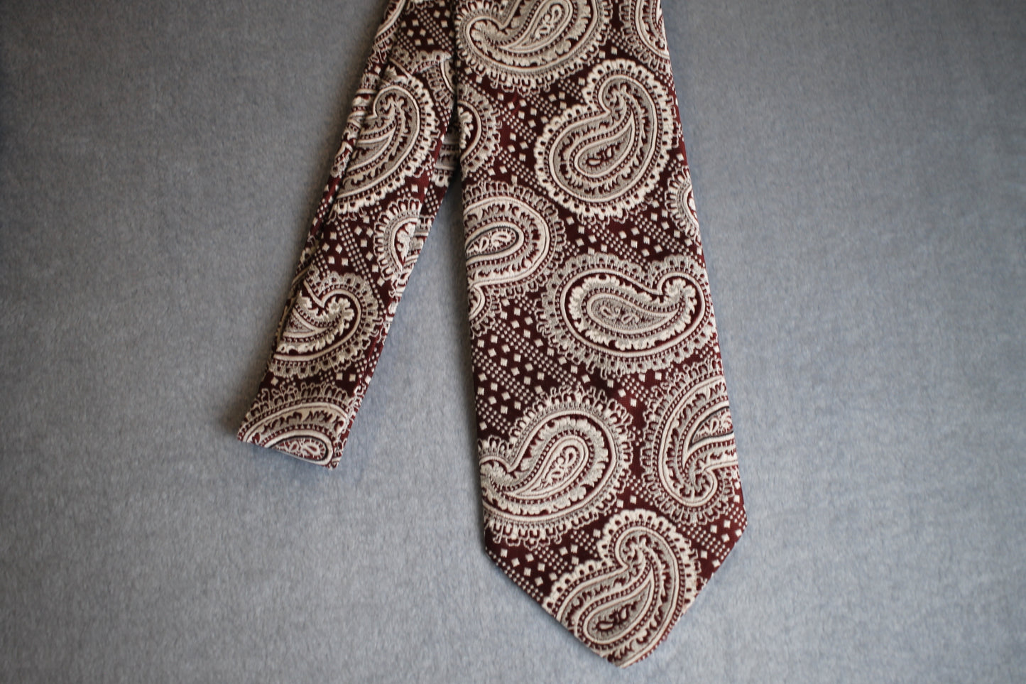 Vintage Trevira 1960s/70s dark red silver pattern kipper tie