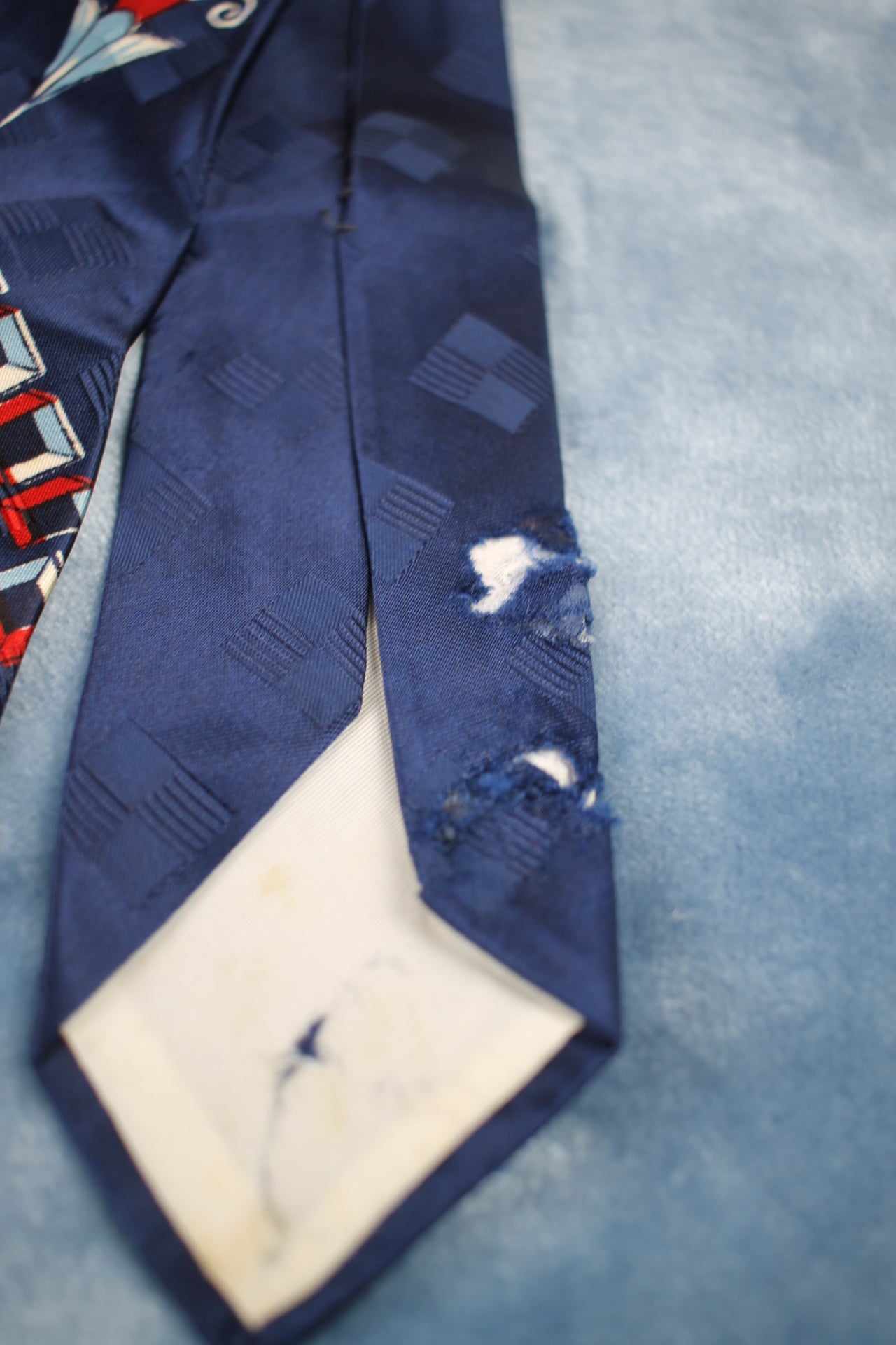 Vintage 1940s/50s dark blue red chain floral swing tie