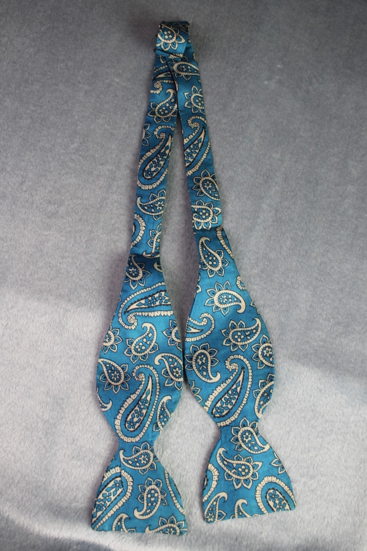 Vintage self tie thistle end blue white pattern bow tie adjustable