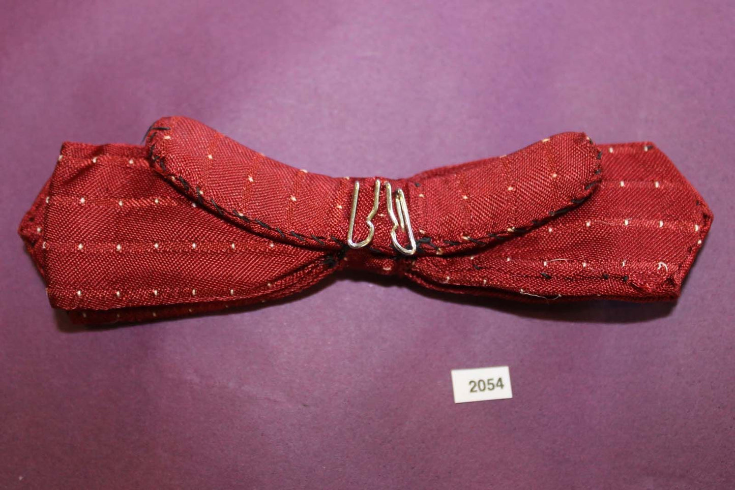 Vintage burgundy spotted skinny arrow end clip on bow tie